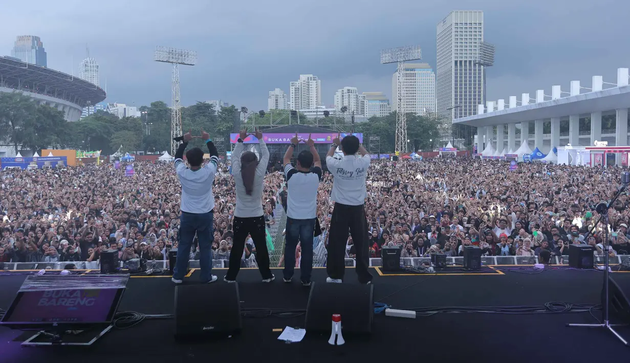 Grup band Wali saat tampil pada hari kedua gelaran KapanLagi Buka Bareng (KLBB) Festival 2026 di Stadion Madya, Kompleks Gelora Bung Karno, Senayan, Jakarta, Minggu 1 Maret 2026. (Dok/Kapanlagi Youniverse)