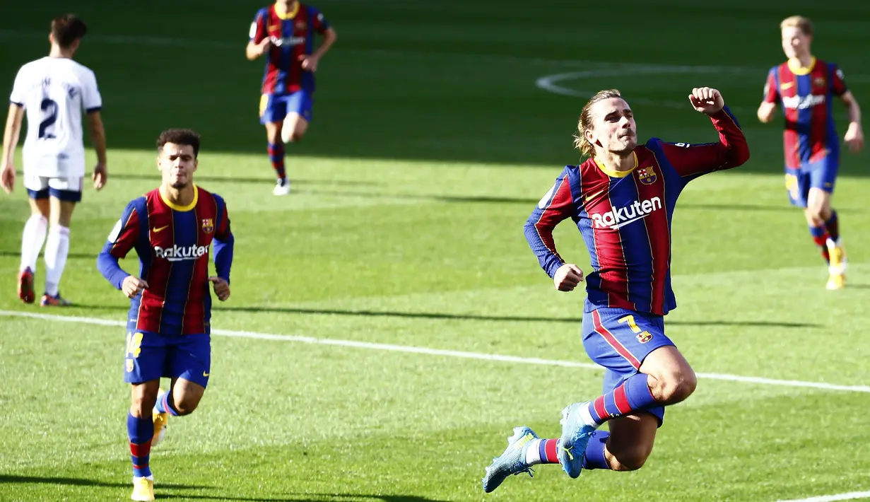 Penyerang Barcelona, Antoine Griezmann, melakukan selebrasi usai mencetak gol ke gawang Osasuna pada laga Liga Spanyol di Stadion Camp Nou,  Minggu (29/11/2020). Barca menang dengan skor 4-0. (AP/Joan Monfort)