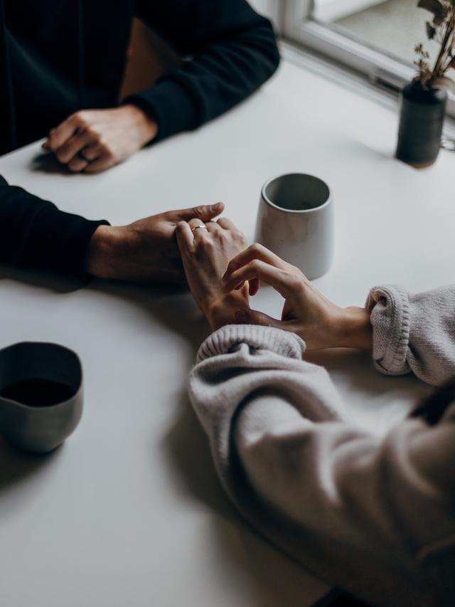 Ilustrasi suami istri saling mendukung