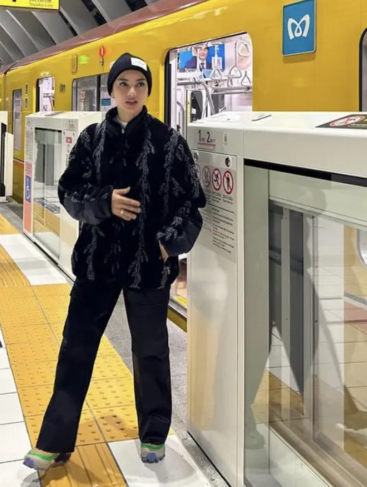 <p>Ririn tampil serba hitam dengan pakaian musim dinginnya. Ia pun mengenakan bennie dan sneakers colorfull. (@ririnekawati)</p>