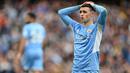 Reaksi gelandang Manchester City, Phil Foden usai Riyad Mahrez gagal mengoper kepadanya saat pertandingan Liga Inggris antara Manchester City dan Liverpool di Etihad Stadium, 10 April 2022. (AFP/Paul Ellis)