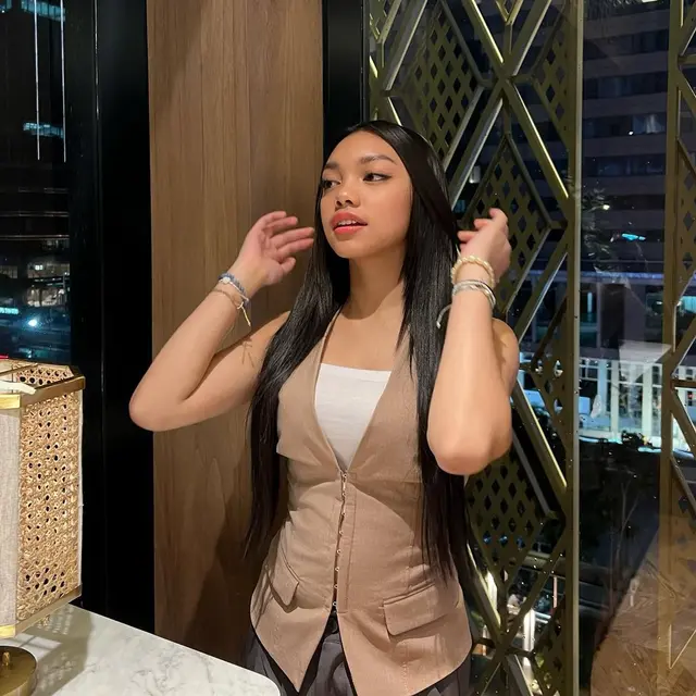 6 Potret Terbaru Naura Ayu, Disebut Miliki Vibes Member NewJeans