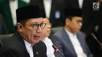 Menteri Agama Lukman Hakim Saifuddin, memberikan keterang pers penetapan 1 Syawal 1438 H di Kementerian Agama, Jakarta, Sabtu (24/6). Hasil Sidang Isbat menetapkan 1 syawal 1438 H jatuh pada Minggu (25/6). (Liputan6.com/Faizal Fanani)