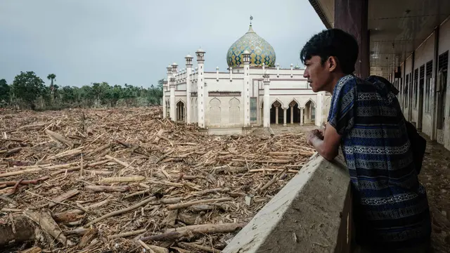 Potret Miris, Lumpur Sisa Banjir dan Kayu Gelondongan Kayu Masih Tutupi Pesantren Darul Mukhlisin di Aceh Tamiang