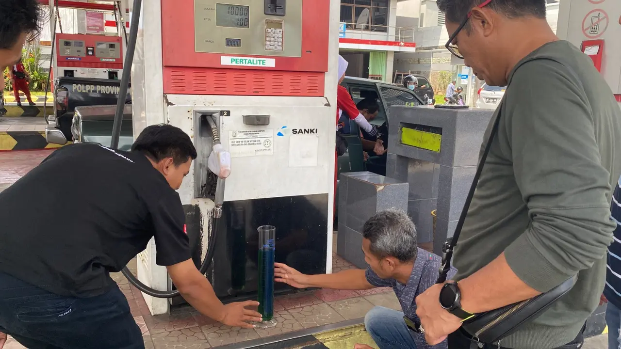 Pengecekan takaran liter dan stok BBM yang ada di dua SPBU Kota Bandar Lampung. Foto: (Humas Polresta Bandar Lampung)
