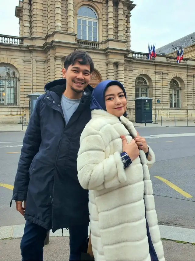 Tampil Mesra, Ini 7 Momen Liburan Tika Ramlan Eks T2 di Eropa Bersama Suami