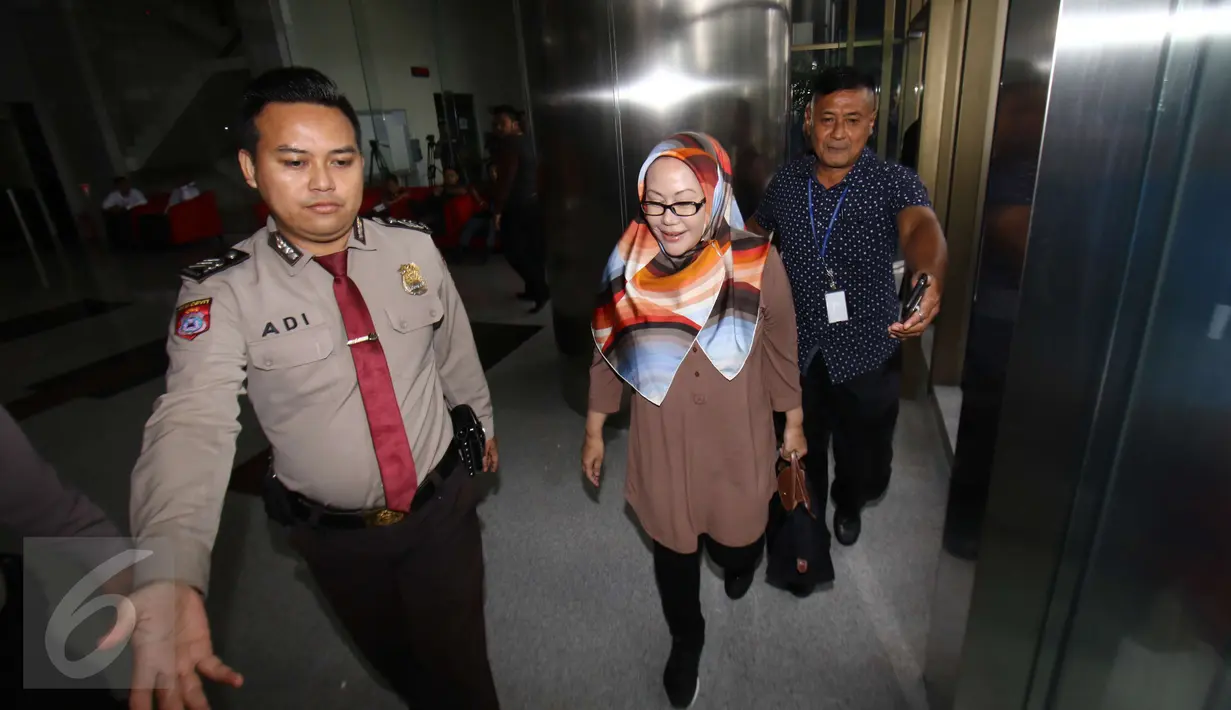 Mantan Gubernur Banten, Ratu Atut Chosiyah mendatangi Gedung KPK, Jakarta, Kamis (16/2). Tersangka dalam kasus korupsi pengadaan alat kesehatan (alkes) di Provinsi Banten itu datang tanpa mengenakan rompi tahanan KPK. (Liputan6.com/Helmi Afandi)