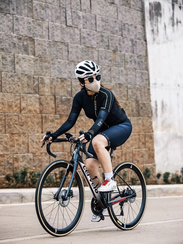Virnie Ismail bersepeda (https://www.instagram.com/p/CRc3OI7jDuz/)