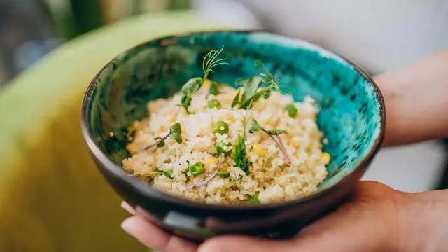 Resep Millet Bowl dengan Saus Herbs Lemon Tinggi Nutrisi yang Segar dan Mengenyangkan
