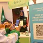 Model mencoba QR Code melalui dompet digital Go-Pay saat peluncuran kerja sama strategis pemberdayaan ekonomi umat berbasis digital di Jakarta (16/7/2019). Gojek, Go-Pay, dan NU Care-LazisNU menjalin kerja sama untuk pembayaran zakat, infaq, dan sedekah secara nontunai. (Liputan6.com/Angga Yuniar)