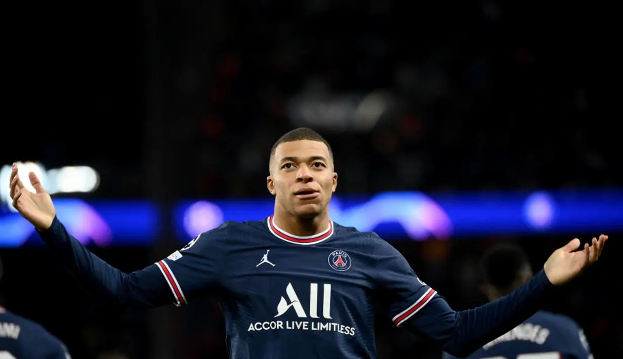 Pemain Paris Saint-Germain Kylian Mbappe merayakan usai mencetak gol ke gawang Club Brugge pada pertandingan sepak bola Grup A Liga Champions di Parc des Stadion Princes, Paris, Prancis, 7 Desember 2021. Paris Saint-Germain menang 4-1. (FRANCK FIFE/AFP)