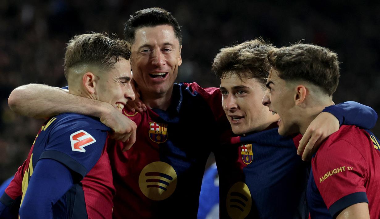 Robert Lewandowski (tengah kiri) merayakan gol bersama para pemain Barcelona dalam laga lanjutan Liga Spanyol 2024/2025 melawan Osasuna di Estadi Olimpic Lluis Companys, Barcelona, Spanyol, Jumat (27/03/2025) waktu setempat. (AFP/Lluis Gene)
