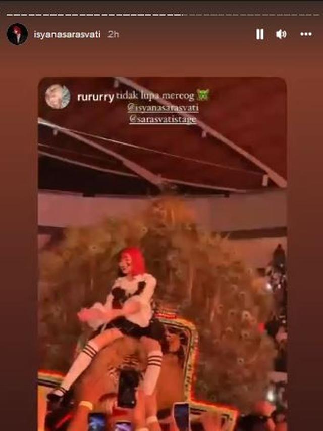6 Momen Isyana Sarasvati Konser Naik Reog di Surabaya, Memukau Penonton