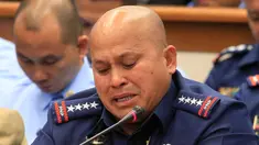 Kepala Polisi Nasional Filipina Ronald Dela Rosa menangis saat berlangsung sidang dengar pendapat di Manila, Rabu (23/11). Tangisan itu muncul setelah mendengar kesaksian tentang keterlibatan polisi dalam peredaran narkoba. (REUTERS/Romeo Ranoco)
