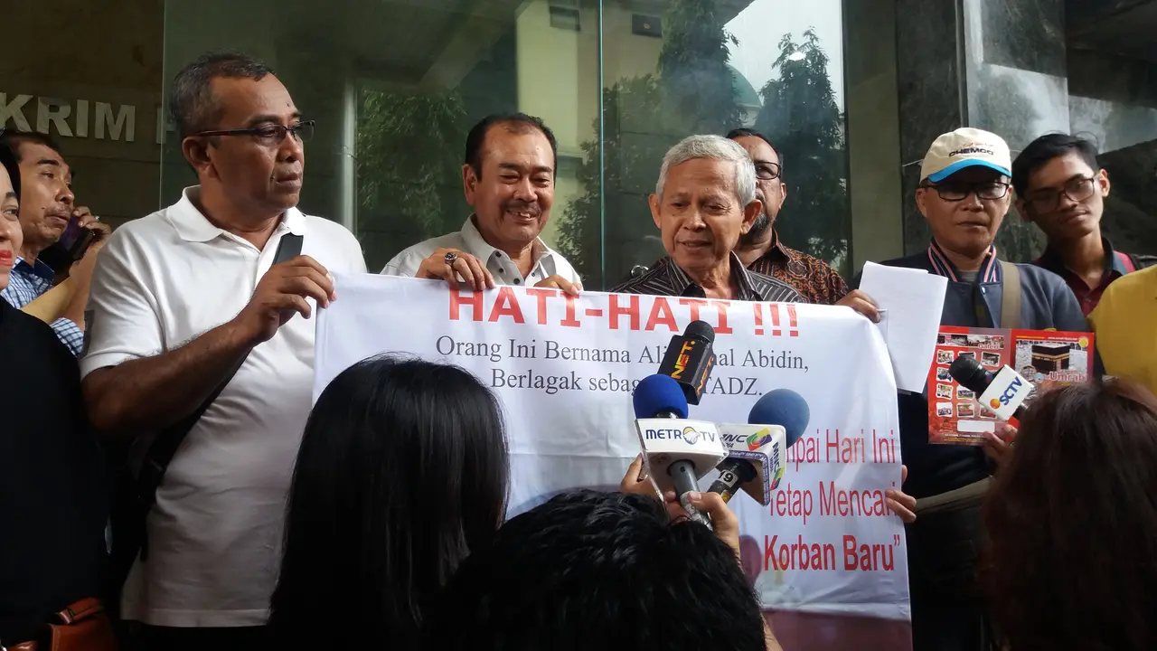 Perwakilan Jemaah  umrah PT Assyifa Mandiri Wisata atau Kafilah Rindu Ka'bah melapor ke Bareskirim Polri (Liputan6.com/Hanz Jimenez Salim)
