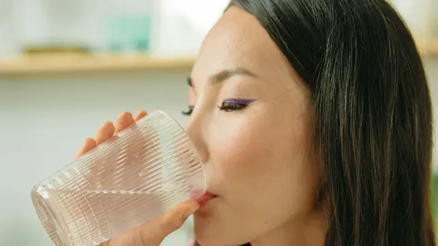 Selalu menghidrasi kulit dari luar dan dalam