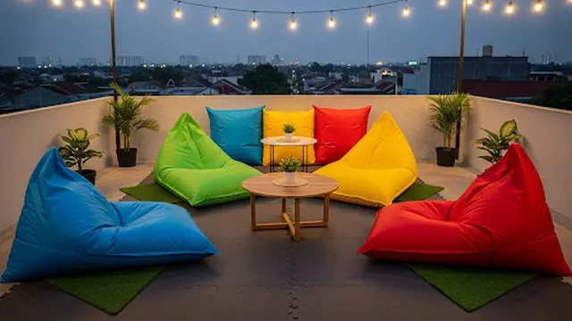Desain Rooftop dengan Meja Lesehan dan Beanbag