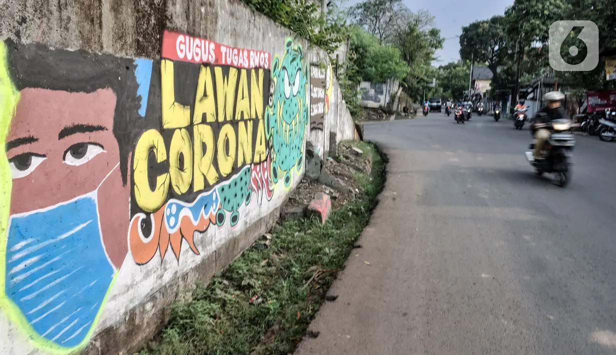 Pengendara motor melintasi mural bertema imbauan protokol kesehatan COVID-19 di kawasan Cakung Barat, Jakarta, Minggu (18/10/2020). Mural karya warga setempat tersebut bertujuan mengingatkan masyarakat akan pentingnya memakai masker, menjaga jarak, dan mencuci tangan. (merdeka.com/Iqbal S. Nugroho)