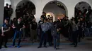 Petugas dan awak media saat mereka menunggu kedatangan wartawan Reuters Kyaw Soe Oo dan Wa Lone di sebuah pengadilan di Yangon (10/1). (AFP Photo/Ye Aung Thu)