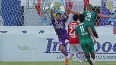 Aksi Ngurah Komang Arya kiper Bali United saat timnya melawan PSS Sleman pada turnamen sepak bola Bali Island 2016 di Stadion Gelora Samudra, Kuta Bali, Selasa (23/2/2016).  (Bola.com/Peksi Cahyo)