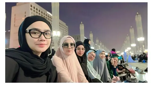 7 Momen Mulan Jameela Jalani Umroh, Penampilan Bercadar Curi Perhatian