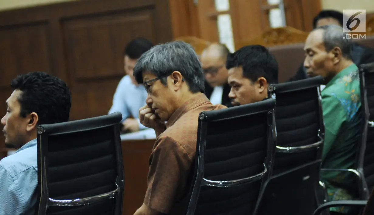 Dirut PT Quadra Solution Anang Sugiana Sudiharjo saat menghadiri sidang lanjutan lanjutan kasus dugaan korupsi proyek E-KTP dengan terdakwa Andi Agustinus alias Andi Narogong di Pengadilan Tipikor, Jakarta, Senin (13/11). (Liputan6.com/Helmi Fithriansyah)