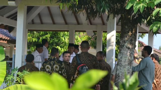 Prabowo berziarah ke makam leluhurnya di Dawuhan, Banyumas, Jawa Tengah. (Foto: Liputan6.com/Muhamad Ridlo)