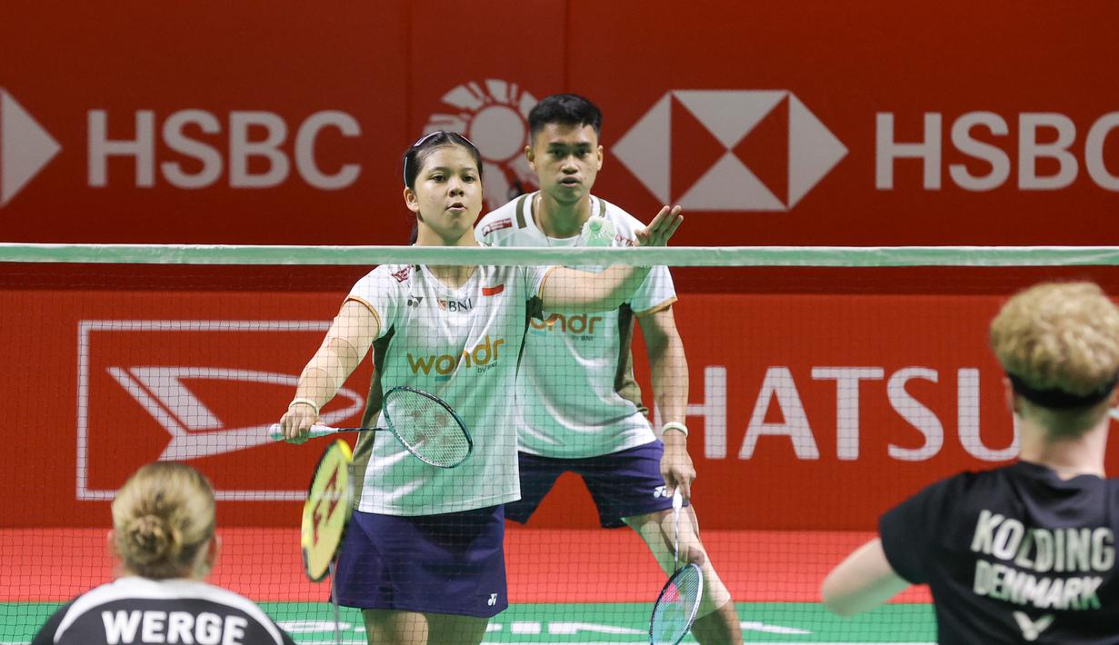Pebulu tangkis ganda campuran Indonesia, Jafar Hidayatullah/Felisha Pasaribu saat bertanding melawan Kristoffer Kolding/Mette Werge (Denmark) di babak 32 besar Indonesia Masters 2026 di Istora Gelora Bung Karno, Senayan, Jakarta, Rabu (21/1/2026) siang. Jafar Hidayatullah/Felisha Pasaribu memastikan tiket berlaga di babak 16 besar Indonesia Masters 2026. (Bola.com/Abdul Aziz)