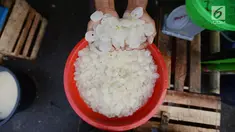Pedagang menunjukkan kolang-kaling di Pasar Induk Kramat Jati, Jakarta, Jumat (10/5/2019). Memasuki bulan suci Ramadan, pedagang kolang-kaling kebanjiran pembeli. (merdeka.com/Imam Buhori)