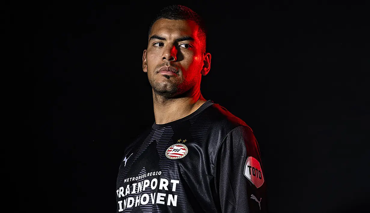 Walter Benitez. Kiper Argentina berusia 29 tahun ini baru saja didatangkan PSV Eindhoven untuk mengarungi musim 2022/2023 dengan status bebas transfer dari OGC Nice. Ia dikontrak hingga Juni 2025 dan diplot untuk menggantikan kiper kedua PSV, Yvon Mvogo yang telah habis masa 2 musim peminjamannya dan dikembalikan ke klub asalnya RB Leipzig. Selama 6 musim berseragam OGC Nice, Walter Benitez total tampil dalam 188 laga di semua ajang dengan torehan 55 kali clean sheet dan kebobolan 231 gol. (psv.nl)