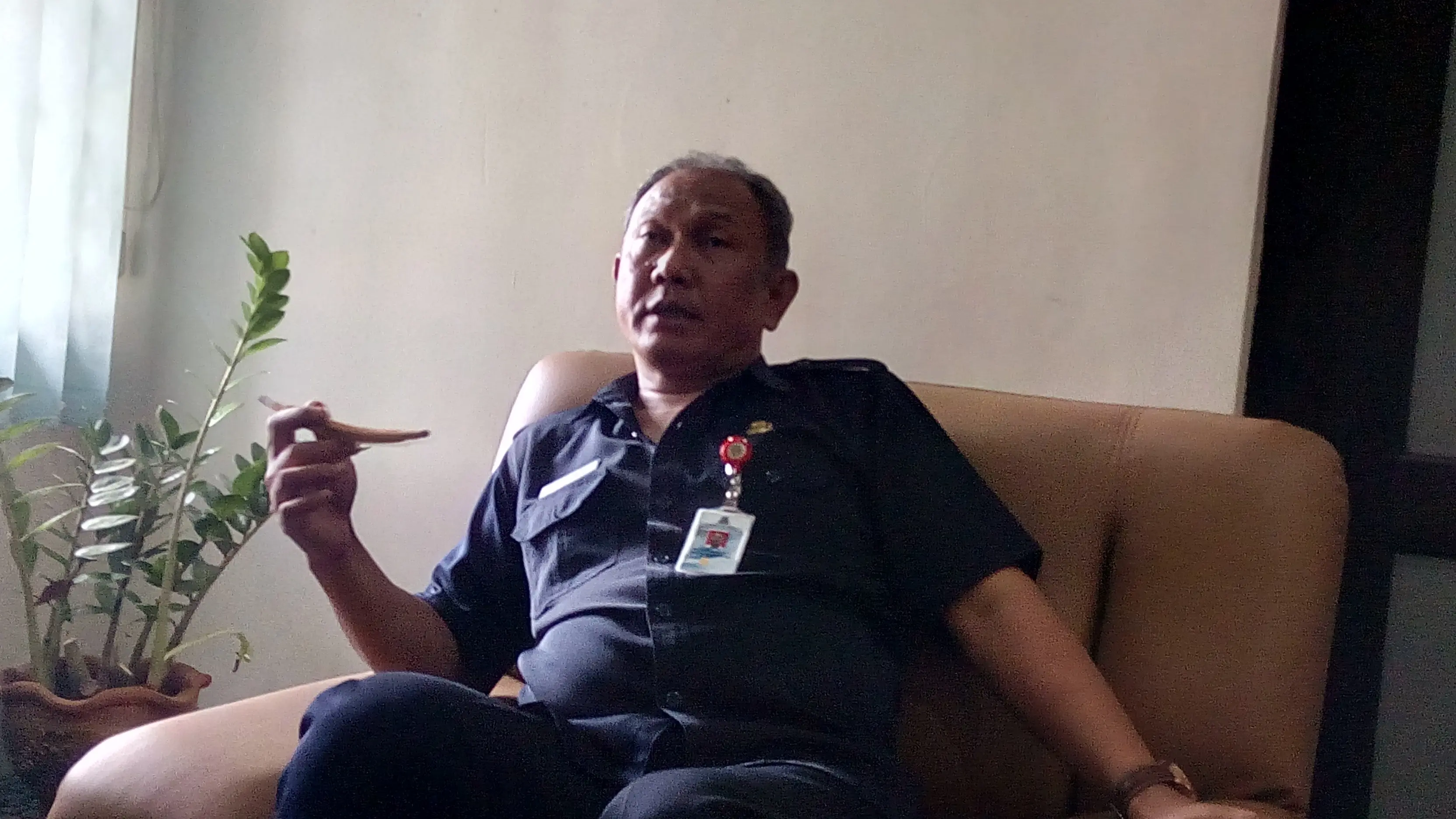Kepala Kesatuan Bangsa dan Politik Kabupaten Garut mengatakan, kakeknya tersangka bom panci ini dulunya tukang petasan. (Liputan6.com/Jayadi Supriadin).