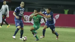 Gelandang Arema FC, Adam Alis, berusaha mengejar striker Bhayangkara FC, Wahyu Subo Seto pada laga Liga 1 di Stadion Patriot, Bekasi, Jumat (4/8/2017). Bhayangkara FC menang 2-1 atas Arema FC. (Bola.com/M Iqbal Ichsan)