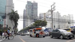 Sebuah mobil Jeepney melintas di antara kemacetan yang terjadi di Manila, Filipina, Jumat (22/11). Jeepney merupakan transportasi umum paling populer dan sudah menjadi ikon di Filipina. (Bola.com/M Iqbal Ichsan)