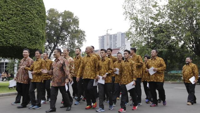Pakai Batik Warna Cokelat, Persib Masuki Istana Negara