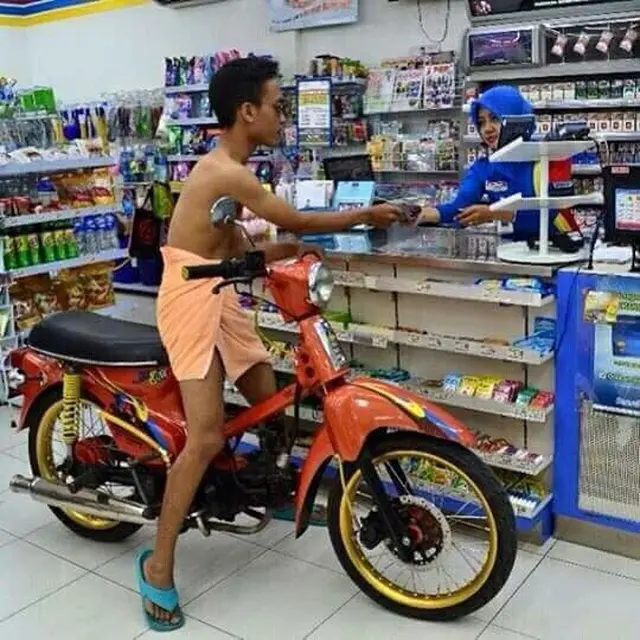 6 Aksi Absurd Belanja Pakai Motor di Minimarket Ini Bikin Ngakak