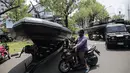 Seorang anak memegang kendaraan alat utama sistem senjata (alutsista) TNI yang berjajar di kawasan Istana Merdeka, Jakarta, Selasa (4/10/2022). Kegiatan ini dalam rangka HUT ke-77 TNI yang akan berlangsung di Istana Merdeka pada 5 Oktober besok. (Liputan6.com/Faizal Fanani)
