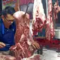 Aktivitas pedagang daging sapi di pasar induk Banyuwangi (Hermawan Arifianto/liputan6.com)