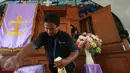 Petugas GO-CLEAN membersihkan ruang ibadah di GPIB Effatha di kawasan Melawai Jakarta Selatan, Rabu (21/12). Melalui program ini, GO-CLEAN membersihkan 50 gereja di Jabodetabek, Bandung, Semarang, Surabaya, Bali dan Medan. (Liputan6.com/Fery Pradolo)