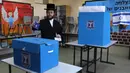 Pria Yahudi ultra-Ortodoks memberikan suaranya selama pemilihan parlemen Israel di Yerusalem (9/4). Warga Israel hari ini memberikan suara dalam pemilihan tingkat tinggi yang akan memutuskan masa jabatan PM Benjamin Netanyahu meskipun ada dugaan korupsi yang dilakukannya. (AFP Photo/Menahem Kahana)
