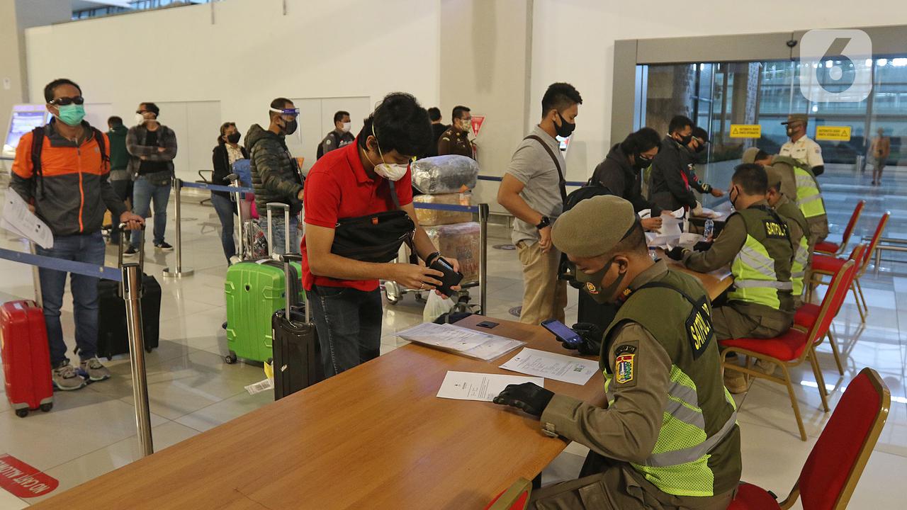 Petugas Periksa SIKM Penumpang di Bandara Soetta