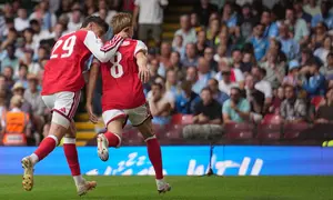 Pemain Arsenal Martin Odegaard (kanan) merayakan gol ketiga timnya bersama rekannya Kai Havertz dalam laga final FA Community Shield antara Arsenal vs Manchester City di Cardiff, Wales, Minggu, 16 Agustus 2026. (AP Photo/Alastair Grant)