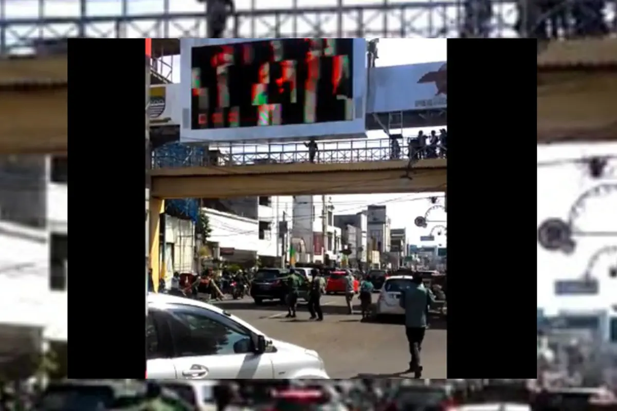 [Bintang] Diduga Stres, Pria Kebumen Bunuh Diri di JPO Alun-alun Bandung