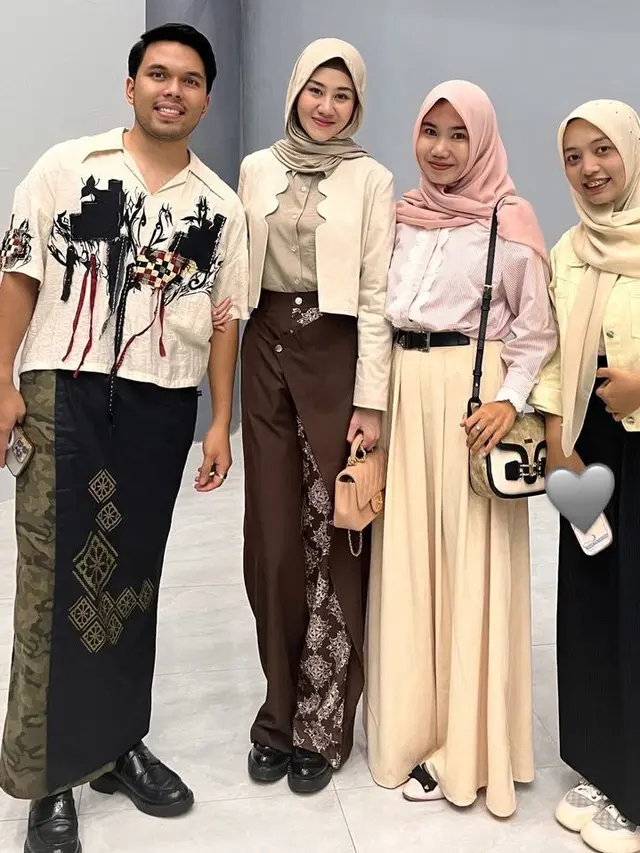 Aaliyah Massaid Kenakan Kerudung Tren Meleyot saat Berada di Aceh.