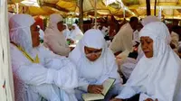 Jamaah haji Indonesia membaca Al Quran saat pelaksanaan Wukuf di Padang Arafah, Senin (15/11). Pada saat Wukuf jamaah dianjurkan berdiam diri, berdoa dan banyak membaca ayat suci Al Quran.(Antara)