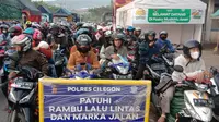 Jelang Lebaran, pemudik yang menggunakan sepeda motor masih memadati Pelabuhan Ciwandan, Kota Cilegon, Banten, terpantau hingga Kamis (20/4/2023) pagi. (Foto: Yandhi Deslatama.Liputan6.com).