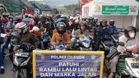 Jelang Lebaran, pemudik yang menggunakan sepeda motor masih memadati Pelabuhan Ciwandan, Kota Cilegon, Banten, terpantau hingga Kamis (20/4/2023) pagi. (Foto: Yandhi Deslatama.Liputan6.com).