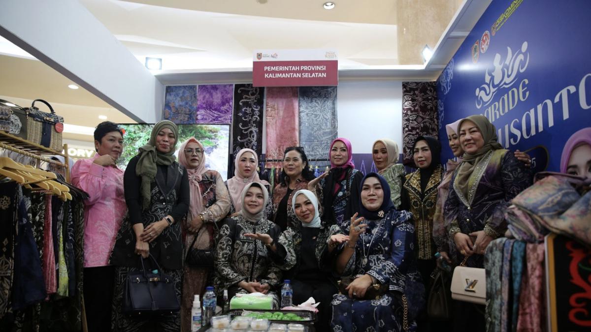 Mengintip Booth UMKM Lokal Kalimantan Selatan di Parade Wastra Nusantara 2025