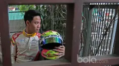 Presley menjadi juara umum Formula 4 SEA dengan mengalahkan dua rivalnya, Faine Kahia (Selandia Baru) dan Akash Gowda (India). (Bola.com/Nicklas Hanoatubun)