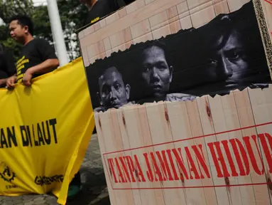 Sebuah poster bertuliskan 'Tanpa Jaminan Hidup' saat aksi protes di depan Kemenaker, Jakarta, Jumat (9/12). Sejumlah aktivis mendesak Pemerintah memperbaiki kebijakan penempatan buruh migran anak buah kapal asing di luar negeri (Liputan6.com/Helmi Afandi)