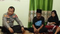 Kapolda Jawa Timur Irjen Toni Harmanto menjenguk keluarga korban Tragedi Kanjuruhan di Malang. (Dian Kurniawan/Liputan6.com)